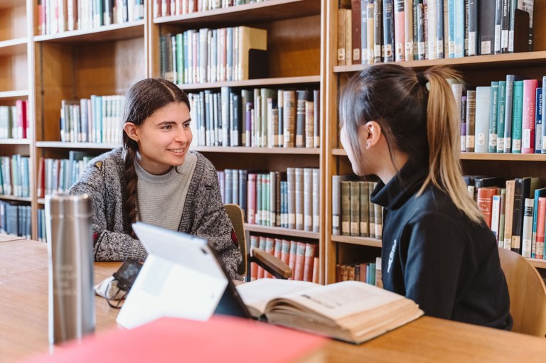 Studentinnen im Austausch