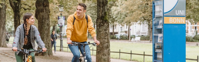 Studierende radeln die Poppelsdorfer Allee entlang